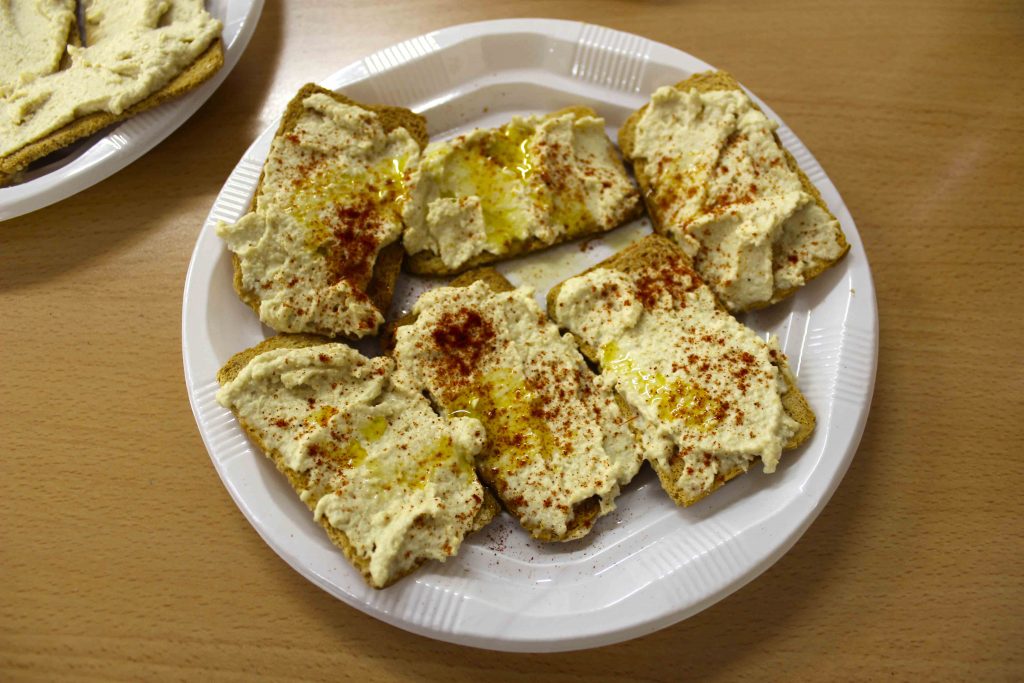 Hummus con tostadas integrales